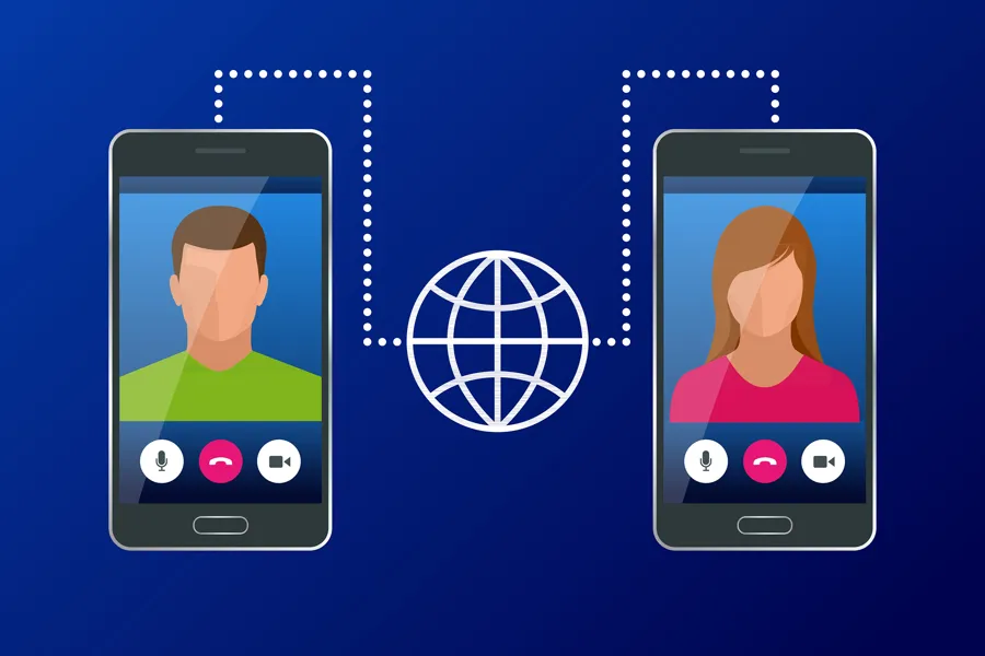 En mobiltelefon med et par personer på skjermen