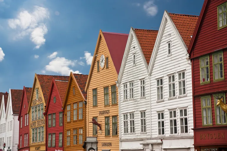 Eksteriør Bryggen i Bergen og blå himmel med skyar. Foto
