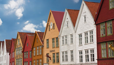 Eksteriør Bryggen i Bergen og blå himmel med skyar. Foto