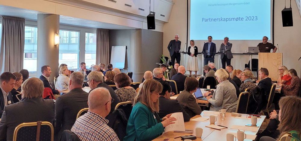 En gruppe personer i et møte