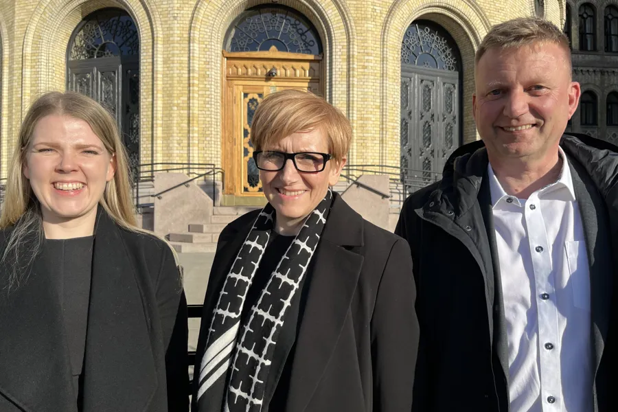 Bildetekst: Frå venstre Sara Hamre Sekkingstad (ordførar i Alver kommune), Randi-Luise Møgster (nestleiar i SSU) og Johnny Breivik (leiar i SSU).