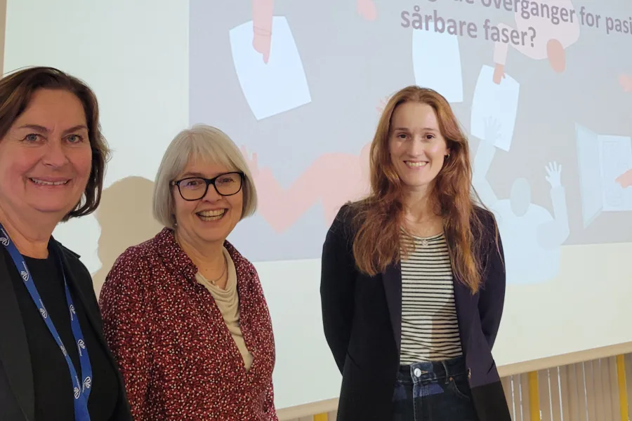 En gruppe kvinner som smiler