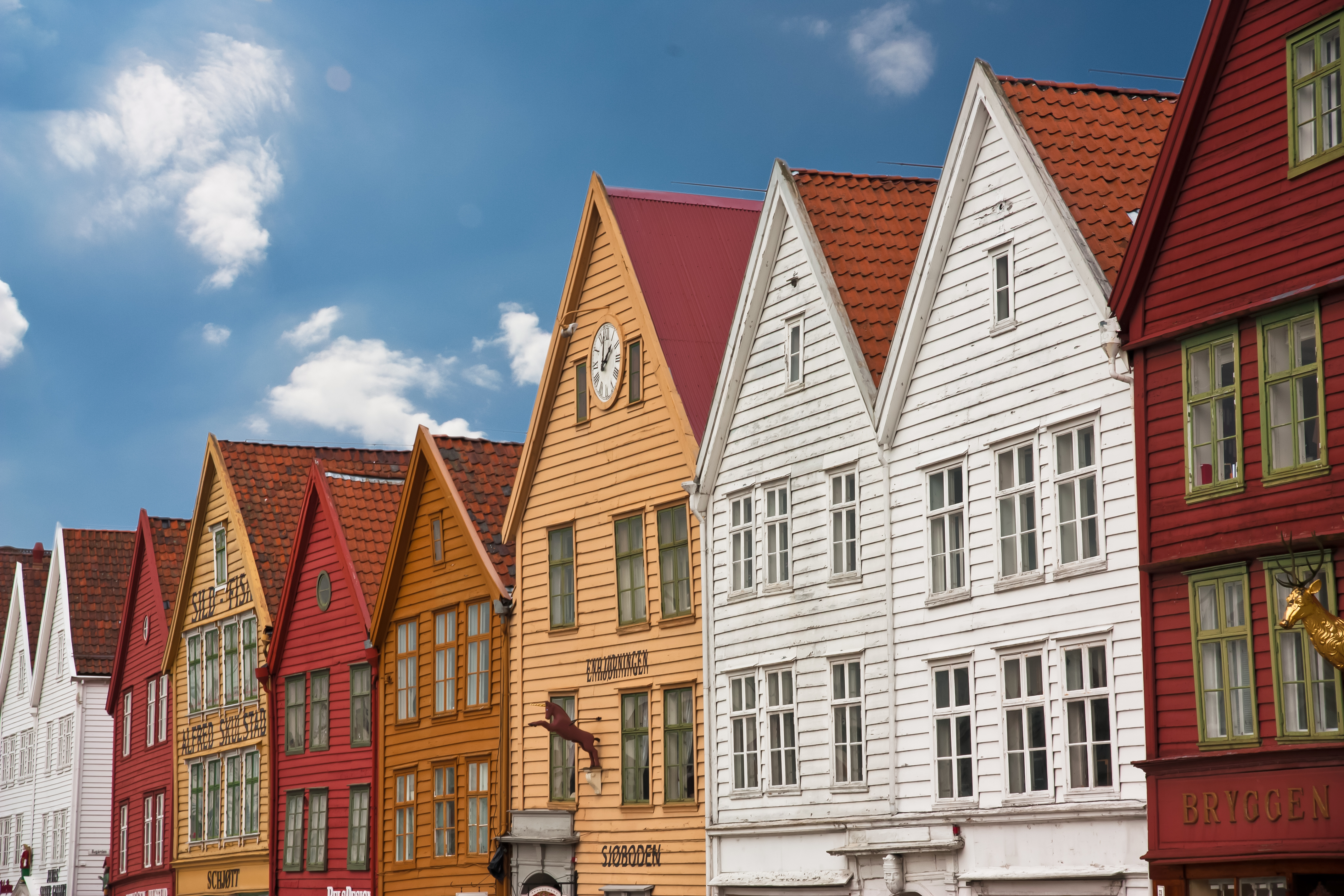 Eksteriør Bryggen i Bergen og blå himmel med skyar. Foto